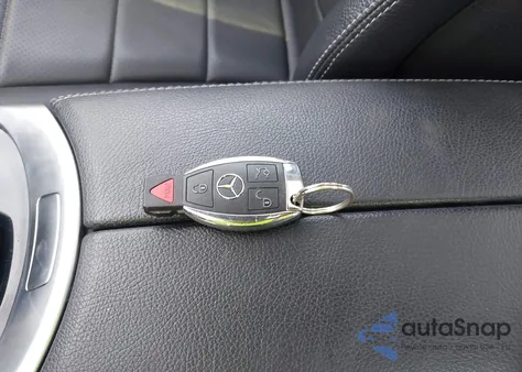 2016 Mercedes-Benz C 300 4Matic z USA, uszkodzony, nr VIN 55SWF4KB0GU164017